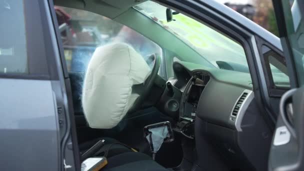Drei Airbags Explodieren Stehendem Auto Zeitlupe — Stockvideo