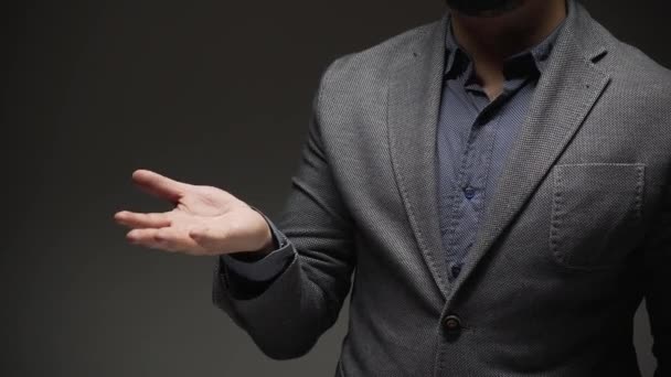 Fikir Kavramı Adamı Elektronik Sarı Ampulün Hologramını Gösteriyor — Stok video