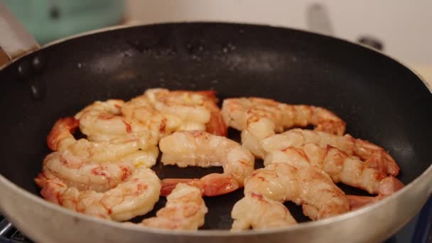 Exhiba Bellamente Langostinos Pelados Frescos Salteando Cocinando Una Sartén Poco — Vídeos de Stock