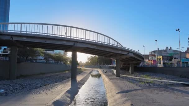 Die Neue Geschwungene Brücke Ramon Bautista Mestre Über Suquia Cordoba — Stockvideo