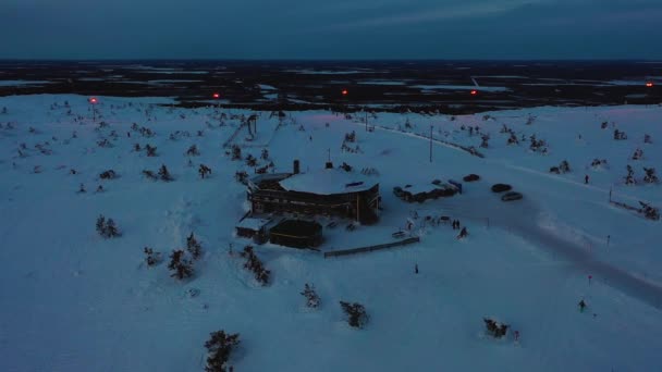 Vista Aérea Restaurante Tuikku Hora Azul Levi Lapônia Reverso Tiro — Vídeo de Stock