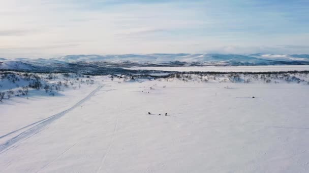 Vista Aérea Alrededor Gente Pescando Hielo Lago Ártico Lappland Órbita — Vídeos de Stock