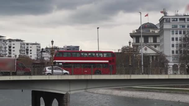Ein Doppeldeckerbus Von Skopje Auf Einer Brücke Zeitlupe Handheld — Stockvideo