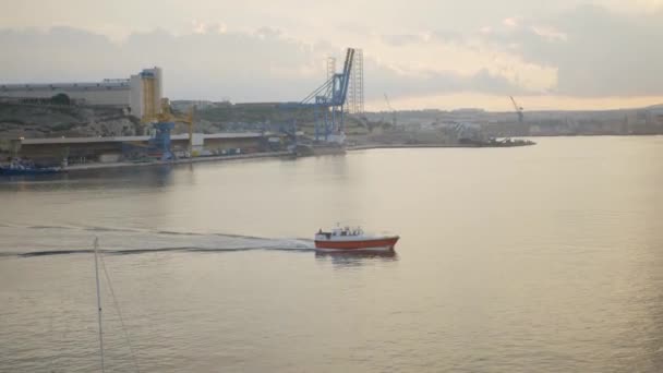 Petit Bateau Traversant Grand Port Maltais — Video