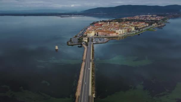 Mobil Mobil Jalan Jembatan Melintasi Laguna Menuju Kota Pulau Tua — Stok Video