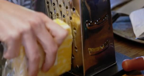 Block Colby Jack Cheddar Ost Rivs Kaukasisk Vit Hand Stål — Stockvideo