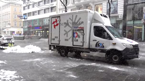 Bevriezing Food Truck Buiten Geparkeerd Straat Tijdens Winter Weer — Stockvideo