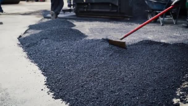 Asfalt Leggen Door Arbeiders Kruiwagen Bijvullen Bitumen Rechttrekken — Stockvideo