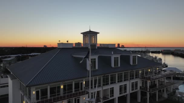日落时新奥尔良游艇俱乐部的空中景观 — 图库视频影像
