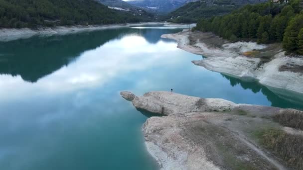 Hundimiento Aéreo Persona Distante Por Costa Rocosa Del Lago Guadalest — Vídeos de Stock