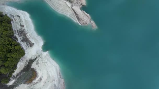 Durgun Göl Ağaçlar Aşınmış Taşlı Kıyı Şeridi Spanya — Stok video