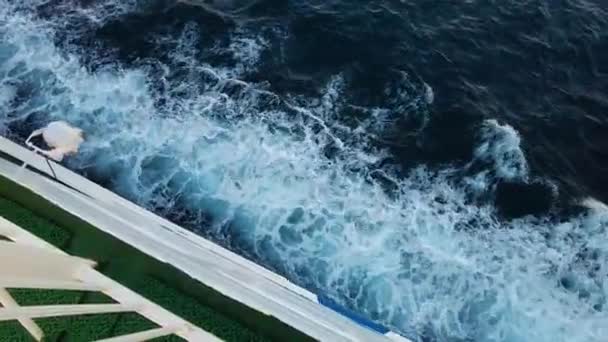 クロアチアのアドリア海を航行するフェリーが生み出す海の波 波を打ち砕いて水を撒く フェリーのクルーズ コロナ大流行の間にクロアチアのスプリットからアイランドヴィスへの旅行 — ストック動画