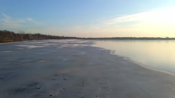 Lake Helt Frusen Utan Snö Reflektioner Isen Antenn Utsikt — Stockvideo