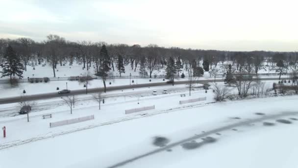 冬季多云的下午开着汽车的街道的航拍图 — 图库视频影像