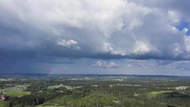 Güney Norveç Ormanlık Kırsal Kesimlerinde Hareket Eden Kara Bulutların Hava — Stok video