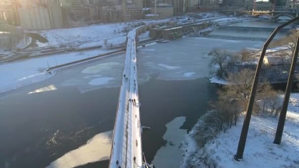 Flygfoto Människor Vid Stenvalvbron Över Mississippi Floden Minneapolis Vinter Eftermiddag — Stockvideo