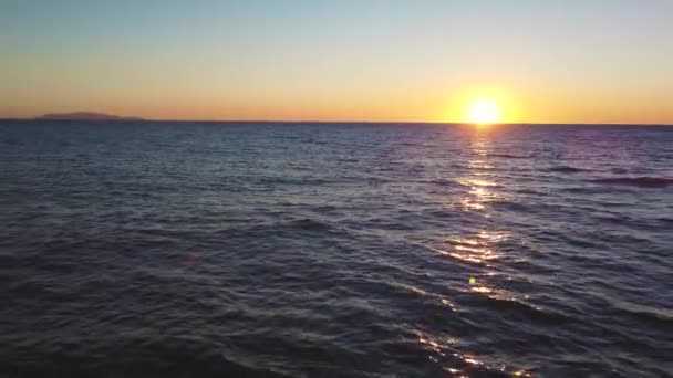 イタリアのトスカーナ州のマレマ国立公園での海辺の夕日 夕方には遠くに島と青い空と水と松の木の森とビーチの海の海岸の4K Uhd空中ドローン映像 — ストック動画