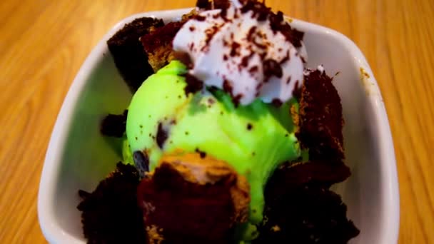 Helado Chispas Chocolate Menta Doble Cucharada Tazón Rodeado Mini Cuadrados — Vídeo de stock