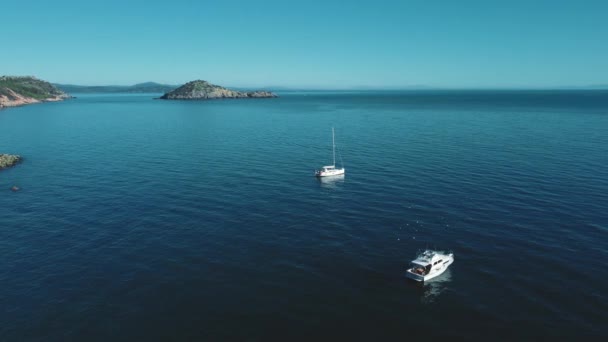 Yacht Monte Argentario Italia Acqua Turchese Blu Chiaro Mare Calmo — Video Stock
