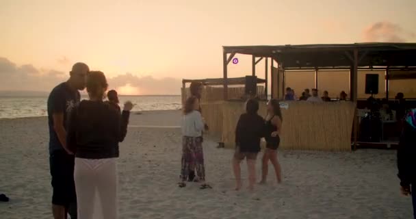 Včas Lidé Tančí Užívají Party Exotické Pláži Statické Západ Slunce — Stock video