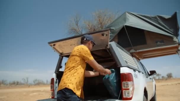 다이나믹 Dynamic Hand 출퇴근 차량의 뒤에서 아프리카에 관광객의 사진을 — 비디오