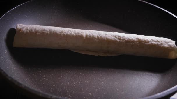 Hotdog Tortilla Bakning Pan Närbild — Stockvideo