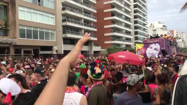 Pessoas Com Fantasias Perucas Maquiagem Desfrutando Bloco Parte Carnaval Celebration — Vídeo de Stock
