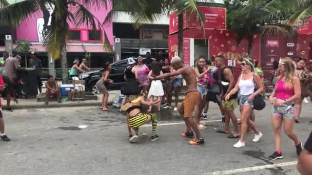 Personas Con Disfraces Pelucas Maquillajes Disfrutando Bloco Parte Celebración Del — Vídeo de stock