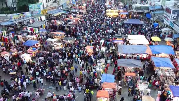 Вид Оживленный Рынок Чарминар Хайдарабаде Индия Люди Заняты Покупками Придорожных — стоковое видео