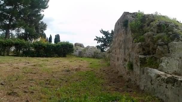 Przekazujący Strzał Kamiennych Ścian Ruin Fortecy Teraz Przekształcony Piękny Ogród — Wideo stockowe