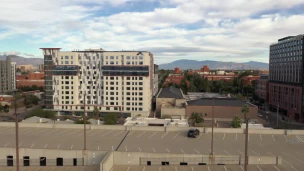 Haupttor Parkhaus Der Tucson University Und Parker Ein Modernes Mietgebäude — Stockvideo