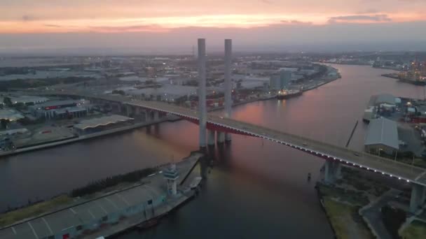 Arial Bolte Bridge Docklands オーストラリア 日没時 Thebolte Bridgeは オーストラリアのビクトリア州メルボルンにある大きなツインカンチレバー道路橋です — ストック動画