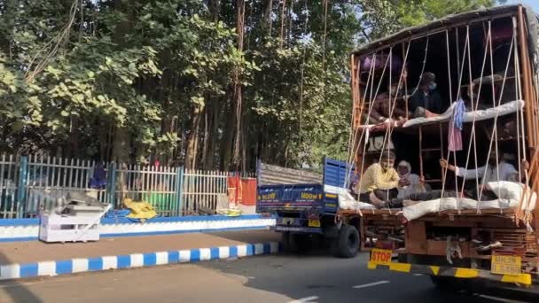 Szegény Bhakták Teherautóval Utaznak Országúton Hazafelé Gangasagarba Ahol Sagar Szigetén — Stock videók