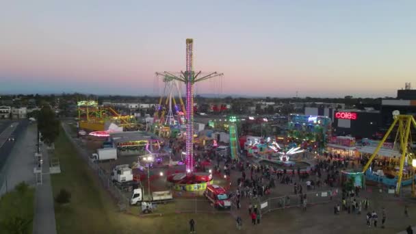 Aerial Carnival Ride People Durante Tramonto Girato Mavic Pro — Video Stock