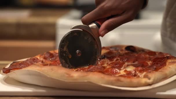 Κόβοντας Μια Φρεσκοψημένη Πίτσα Πεπερόνι Έναν Τροχό Πίτσας Έξω Από — Αρχείο Βίντεο
