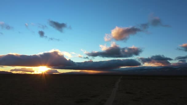 Amanhecer Sobre Paisagem Vazia Deserto Mojave Durante Nascer Sol Dourado — Vídeo de Stock