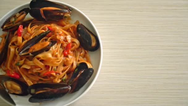 Massa Espaguete Com Mexilhões Amêijoas Molho Tomate Estilo Comida Italiana — Vídeo de Stock