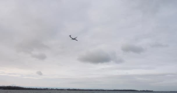 Літак Летить Над Водою Місця Призначення — стокове відео