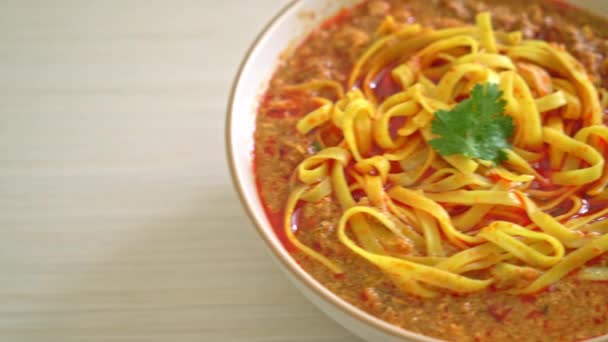 Baharatlı Çin Yunnan Eriştesi Çorbası Veya Kwa Meng Asya Yemeği — Stok video