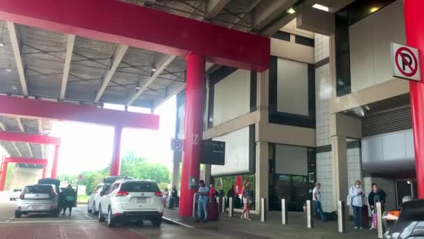 Terminal Del Aeropuerto Internacional Pittsburgh Desde Exterior Los Pasajeros Están — Vídeo de stock