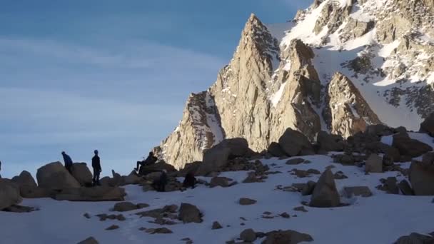 Pan Hikers Taking Break Sun Hitting Mountains Background — Stock Video