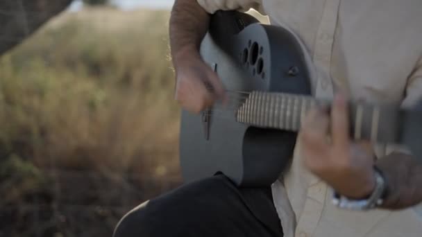 Закрытие Рук Человека Играющего Гитаре Открытым Небом Закате — стоковое видео