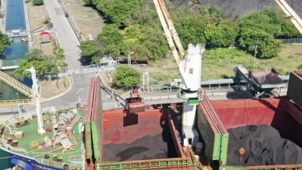 Растворенный Уголь Прибывает Лодках Использования Сахарном Заводе Барахоне — стоковое видео