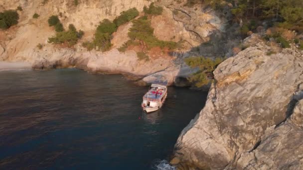 Drone Acercarse Barco Viaje Anclado Destino Vacaciones Pavo Oludeniz Con — Vídeos de Stock