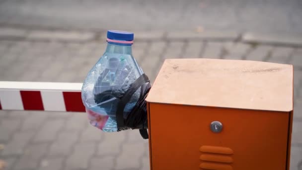 パンニングから保護するためにプラスチックで覆われた電気ゲートシステム — ストック動画