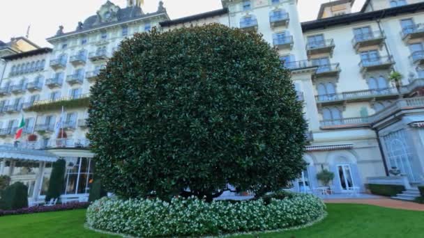 意大利斯特里萨的豪华大酒店和圆形灌木丛 慢动作 120Fps — 图库视频影像