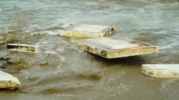 工业泡沫的碎片被冲刷到了越南的沙滩海岸线上 世界范围的问题 — 图库视频影像
