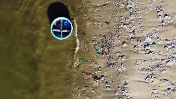 传统的越南甲骨文船和布满塑料和其他泥土的沙滩 空中俯瞰 — 图库视频影像