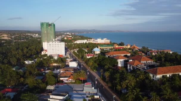 Edificio Más Alto Mui Construcción Costa Desarrollada Extiende Hasta Horizonte — Vídeos de Stock