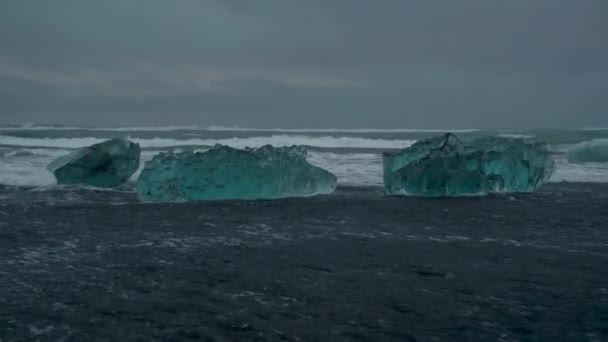 Обзорная Съемка Гигантских Айсбергов Даймонд Бич Время Облачного Серого Неба — стоковое видео